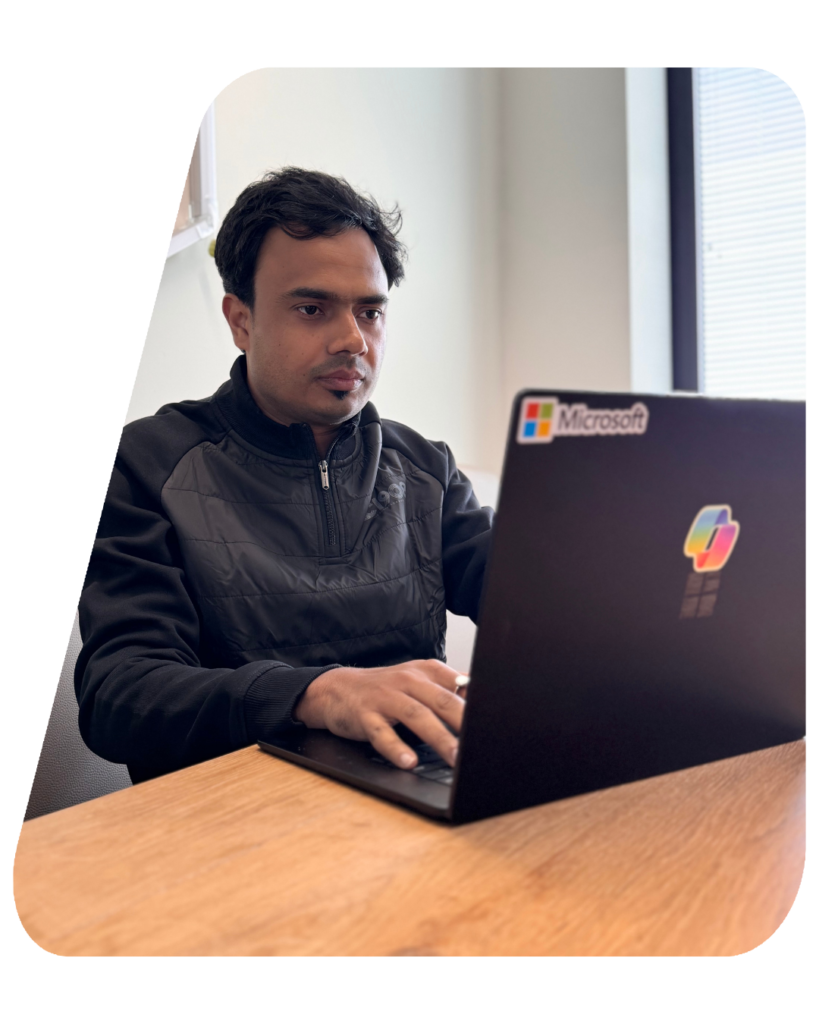 Picture of Sagar, solution architect at i8c NL, working behind his laptop